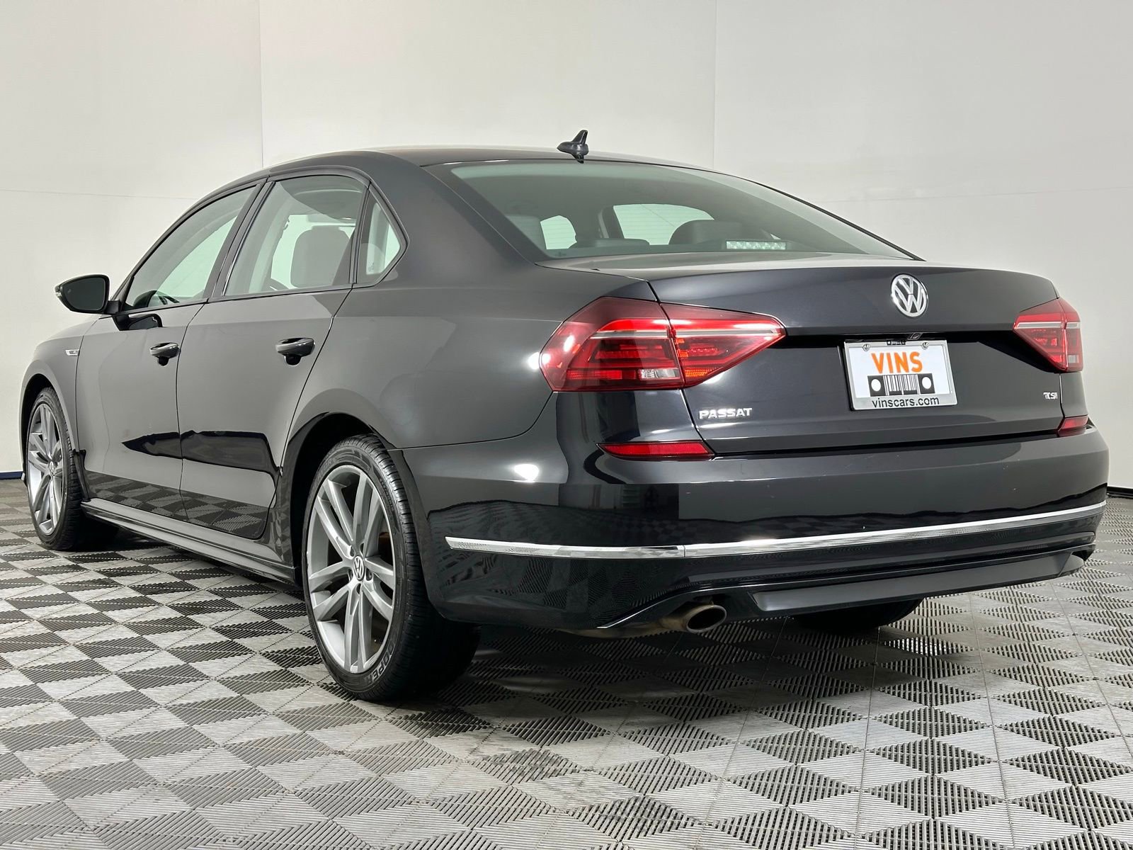 Used 2018 Volkswagen Passat 2.0T R-Line w/ R-Line Lighting Package image 31