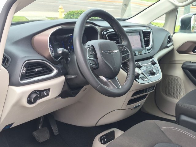 Used 2023 Chrysler Voyager LX FWD image 9