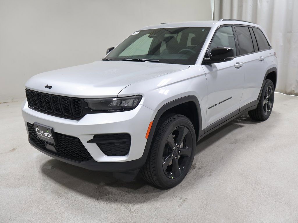 New 2025 Jeep Grand Cherokee Altitude image 3