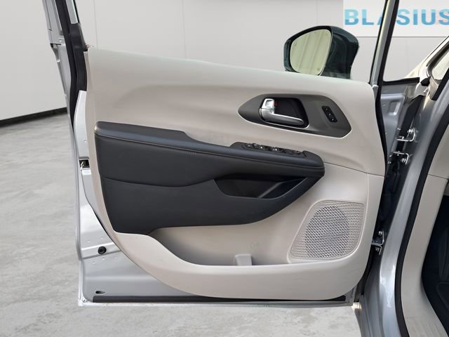 Used 2024 Chrysler Pacifica Touring-L FWD image 14