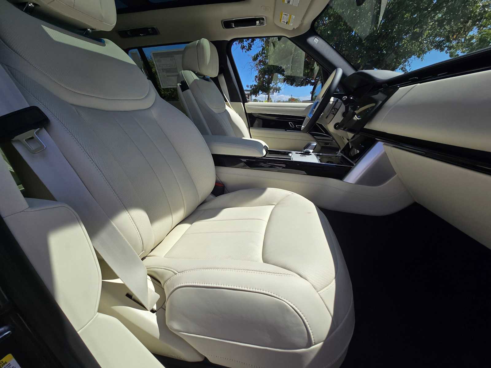 New 2025 Land Rover Range Rover SE image 11