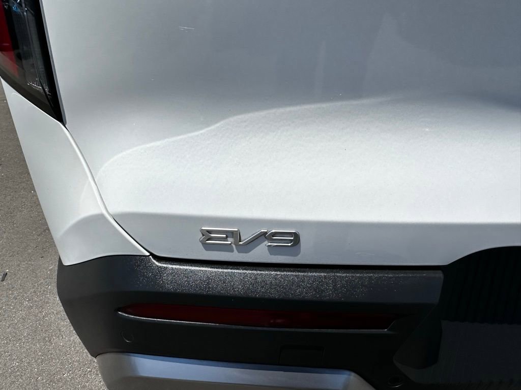Used 2024 Kia EV9 Light Long Range RWD image 9