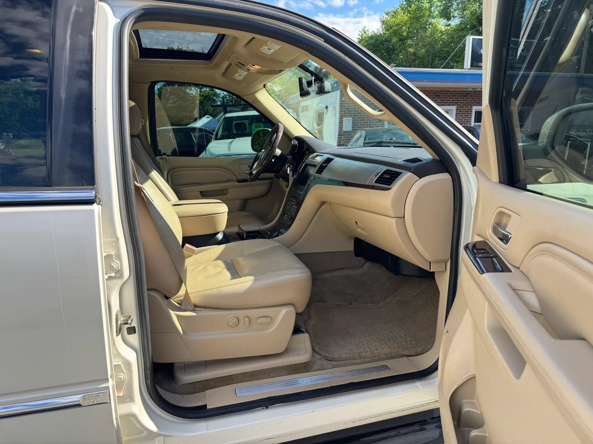 Used 2011 Cadillac Escalade Luxury AWD/4WD image 13
