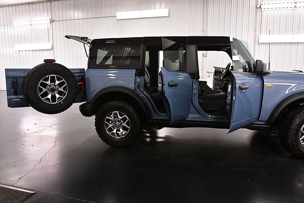 Used 2025 Ford Bronco Badlands image 32