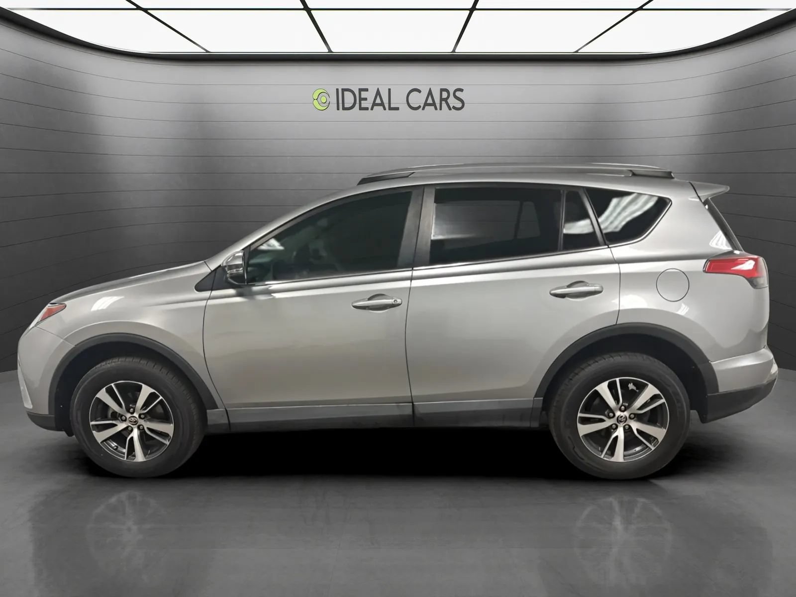 Used 2018 Toyota RAV4 XLE FWD image 8