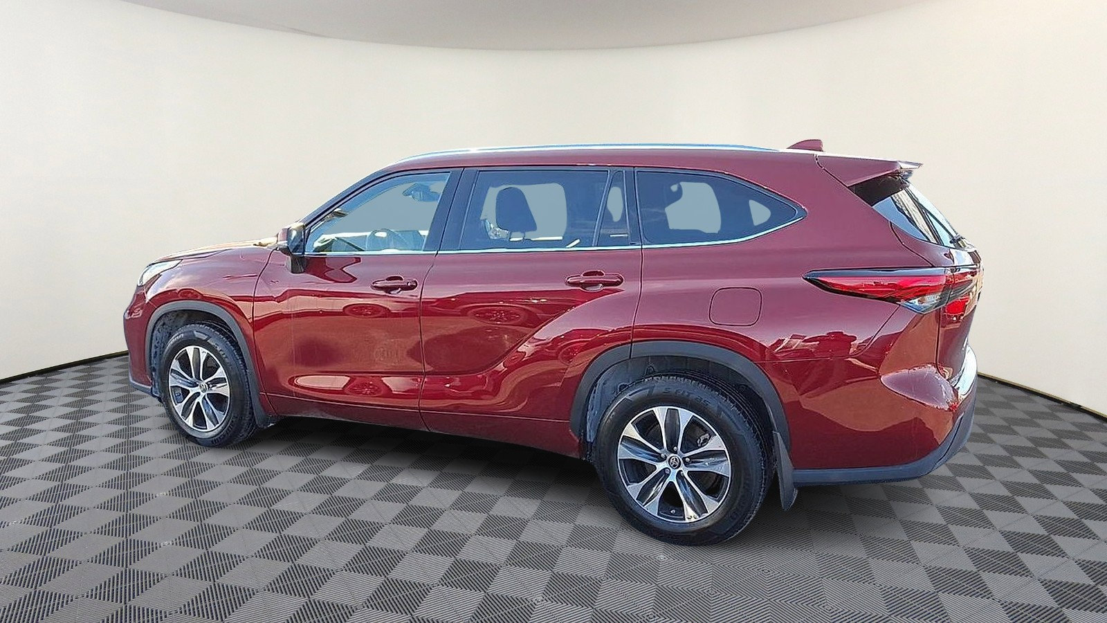 Used 2021 Toyota Highlander XLE image 5