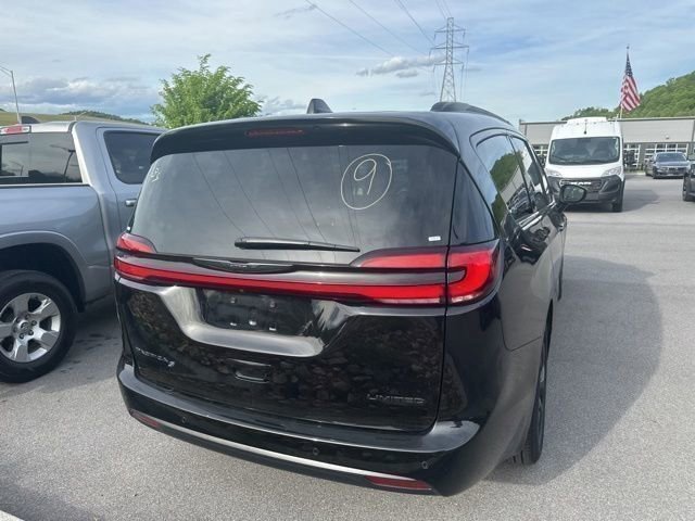 Used 2025 Chrysler Pacifica Limited FWD image 21