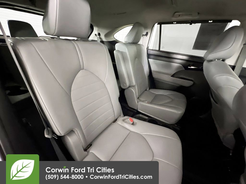 Used 2021 Toyota Highlander XLE AWD/4WD image 18