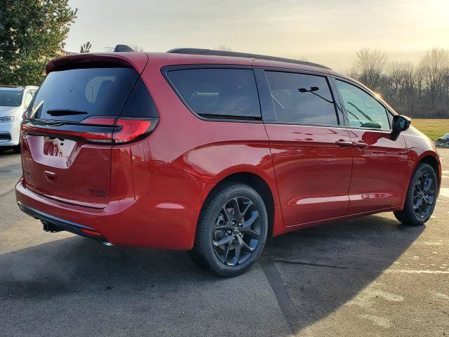 New 2026 Chrysler Pacifica Limited w/ S Appearance Package AWD/4WD image 3