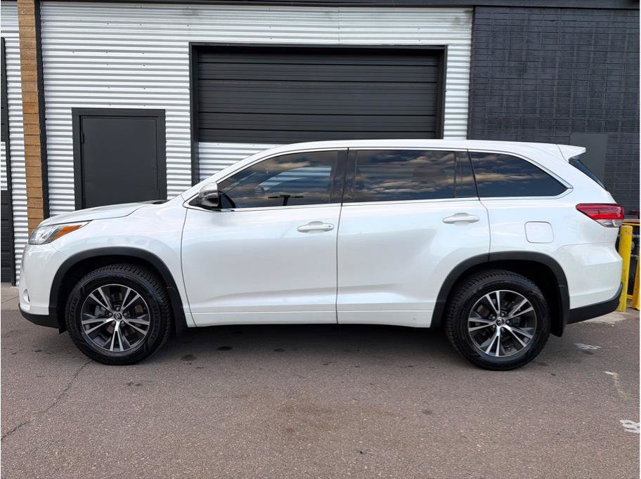 Used 2018 Toyota Highlander LE w/ Carpet Mat Package (TMS) AWD/4WD image 6