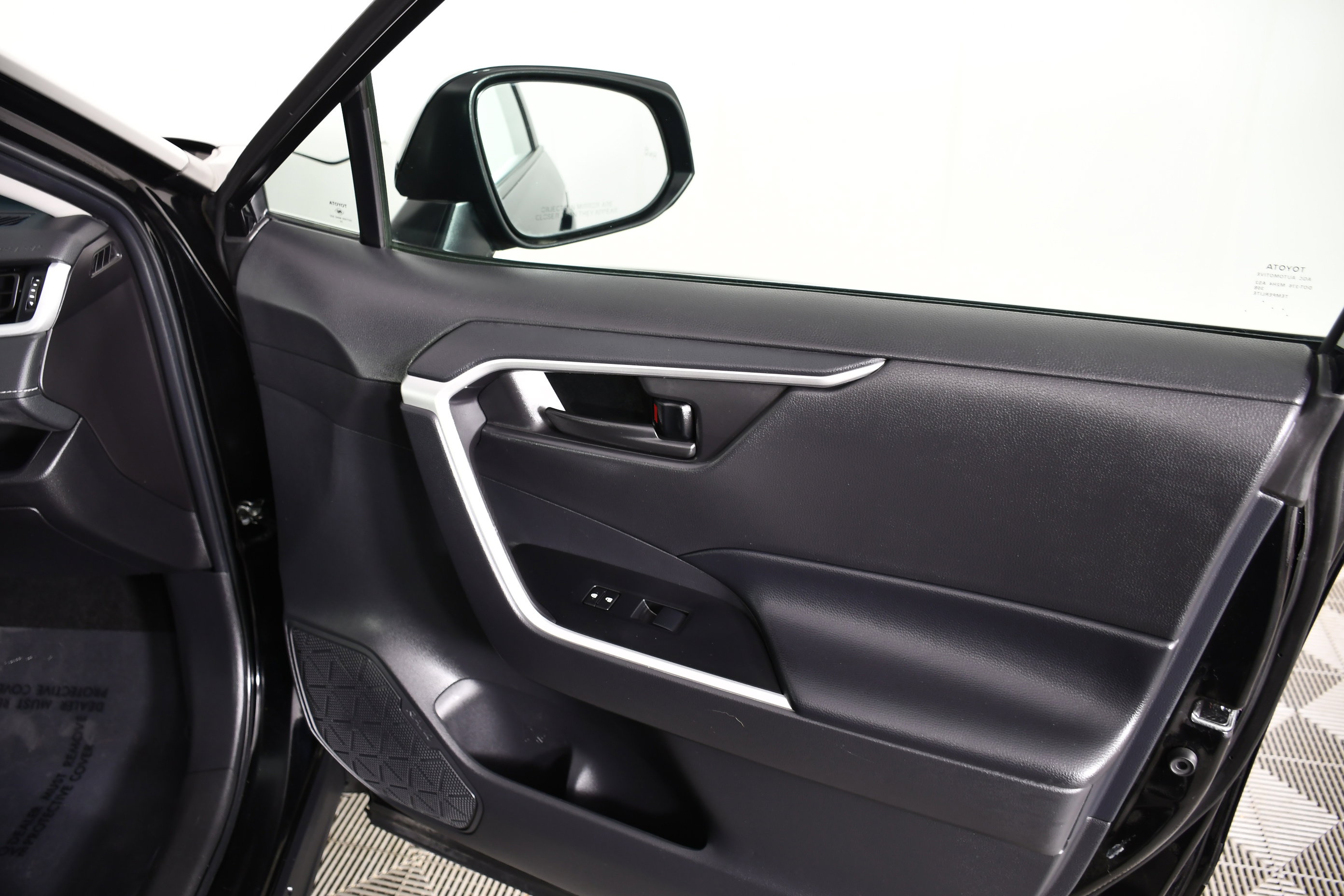 Used 2024 Toyota RAV4 LE AWD/4WD image 40