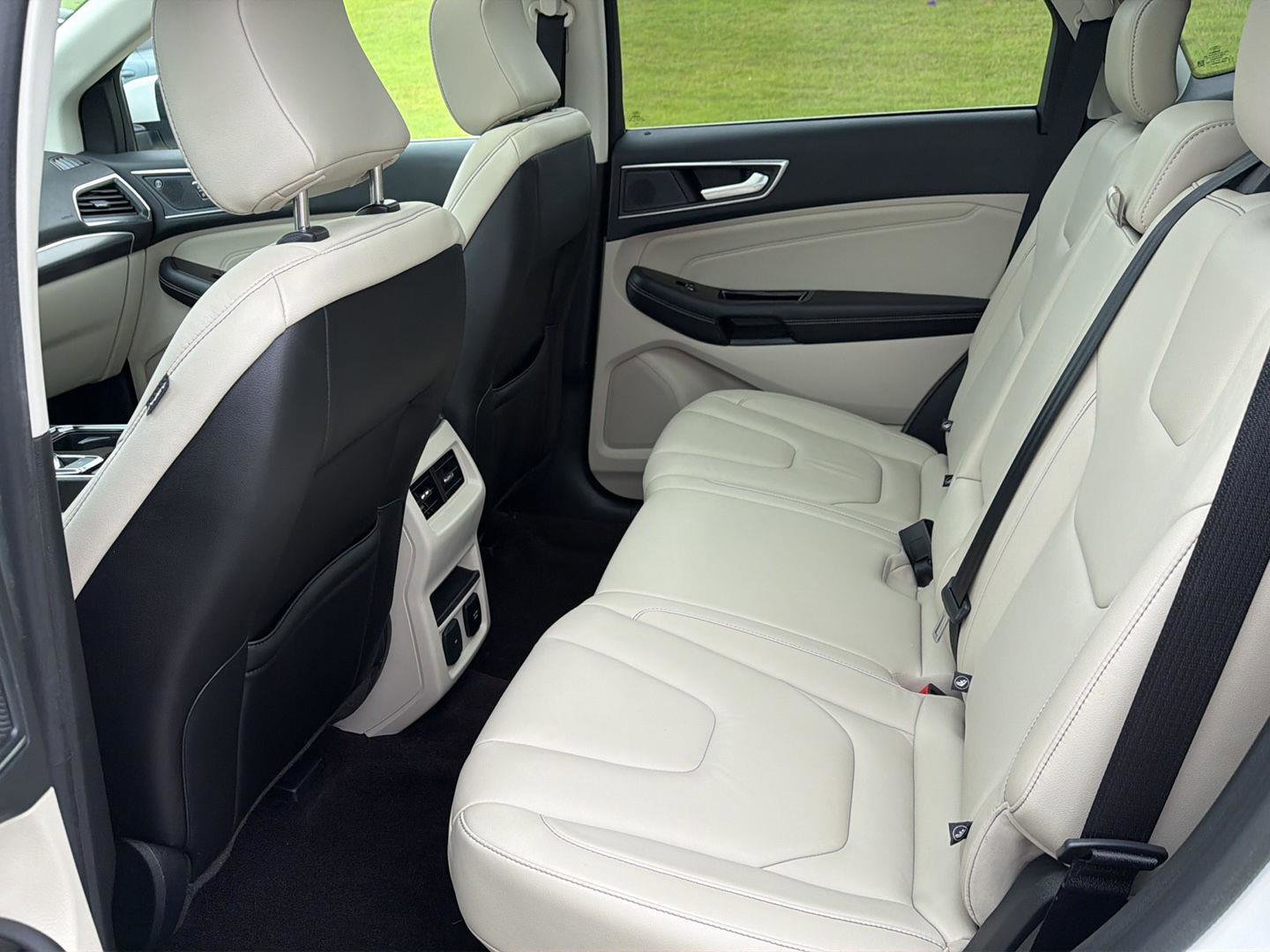Used 2020 Ford Edge Titanium FWD image 11
