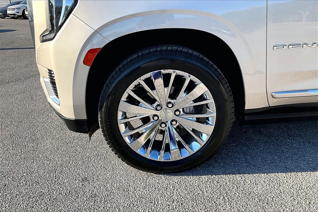 Used 2021 GMC Yukon Denali w/ Denali Premium Package image 13