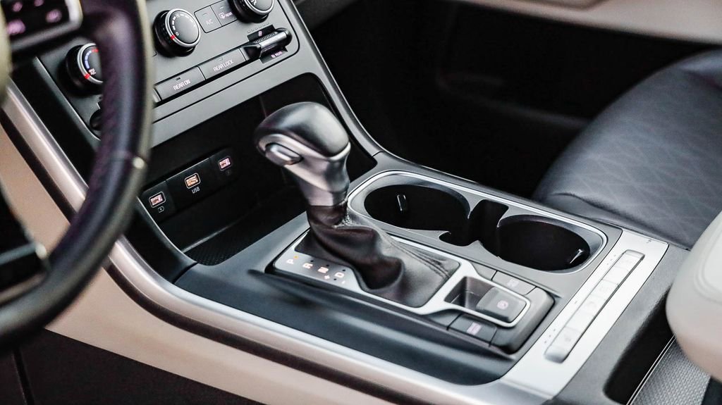 Used 2024 Kia Carnival LX image 34