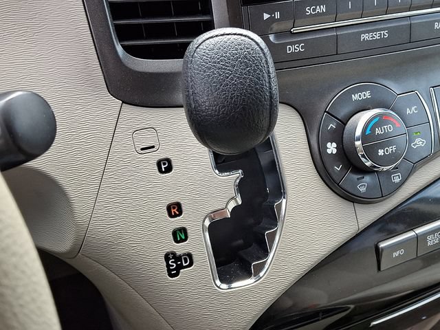 Used 2013 Toyota Sienna LE w/ Towing Pkg FWD image 17