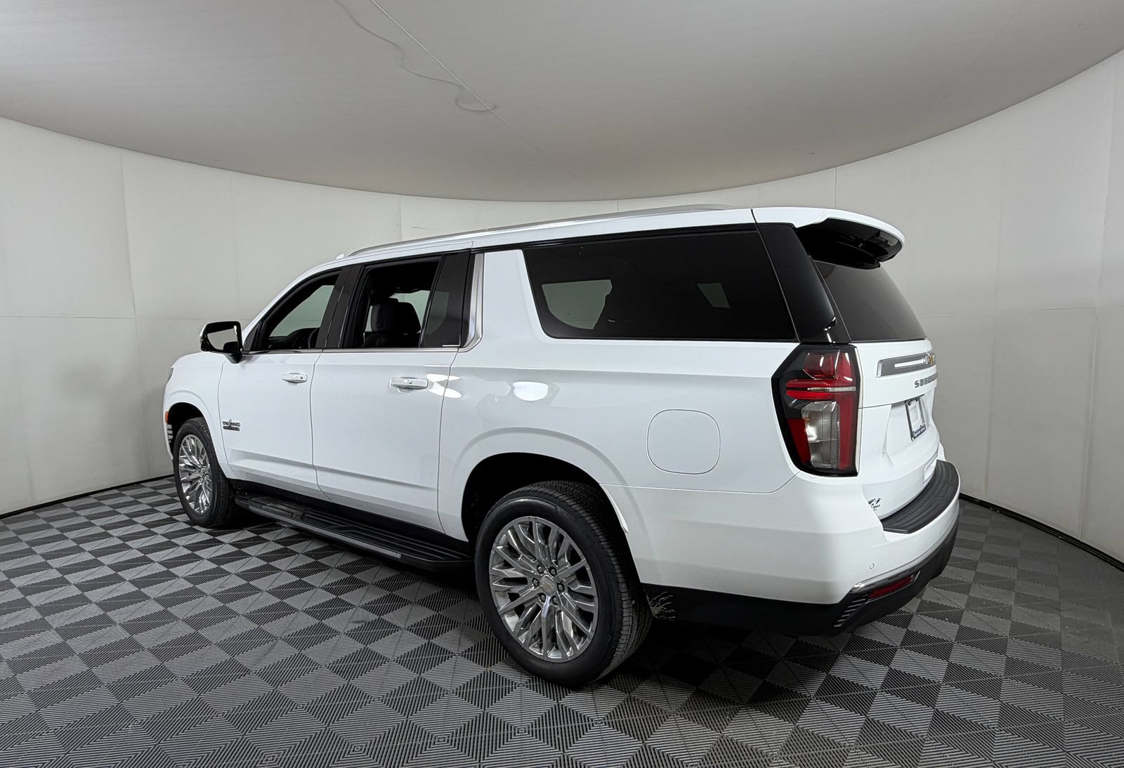 Used 2024 Chevrolet Suburban LT w/ Luxury Package RWD image 3