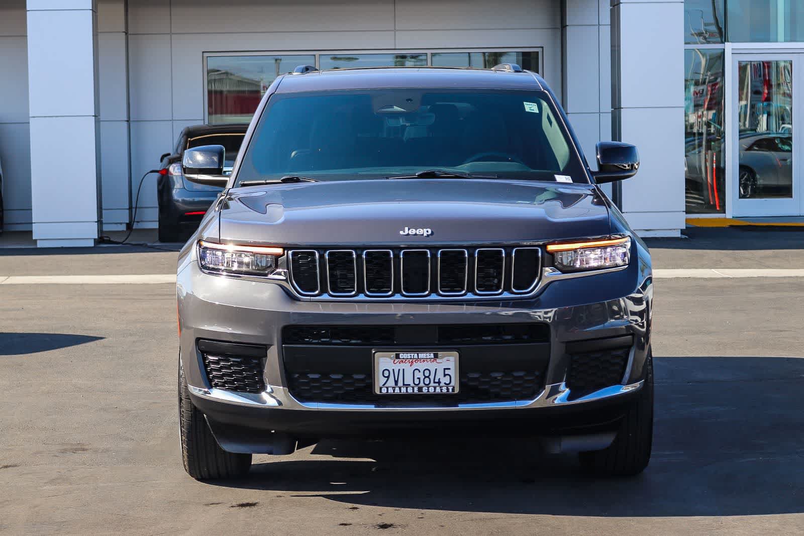 Used 2025 Jeep Grand Cherokee L Laredo RWD image 2