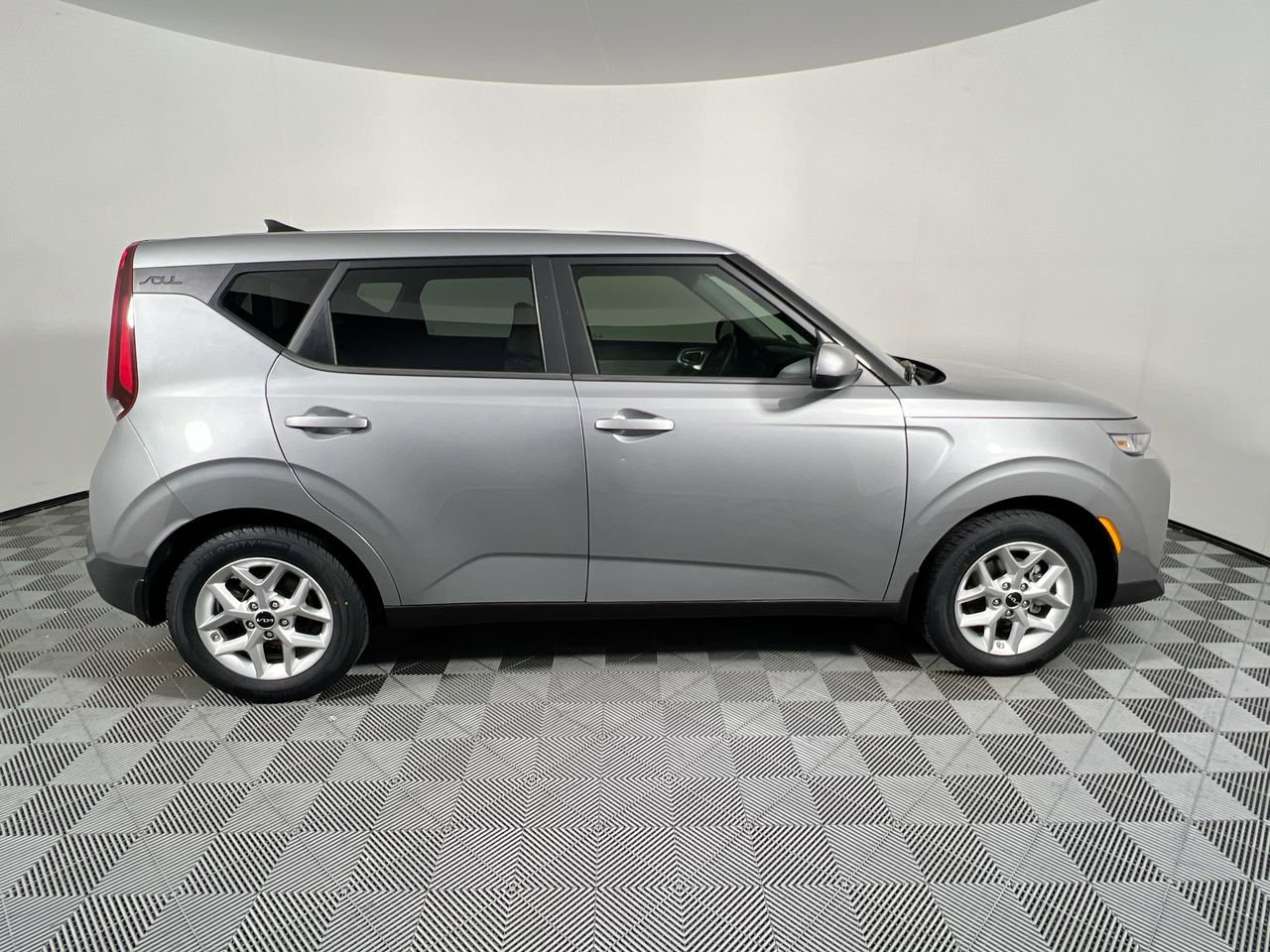 Certified 2025 Kia Soul LX w/ LX Technology Package FWD image 2