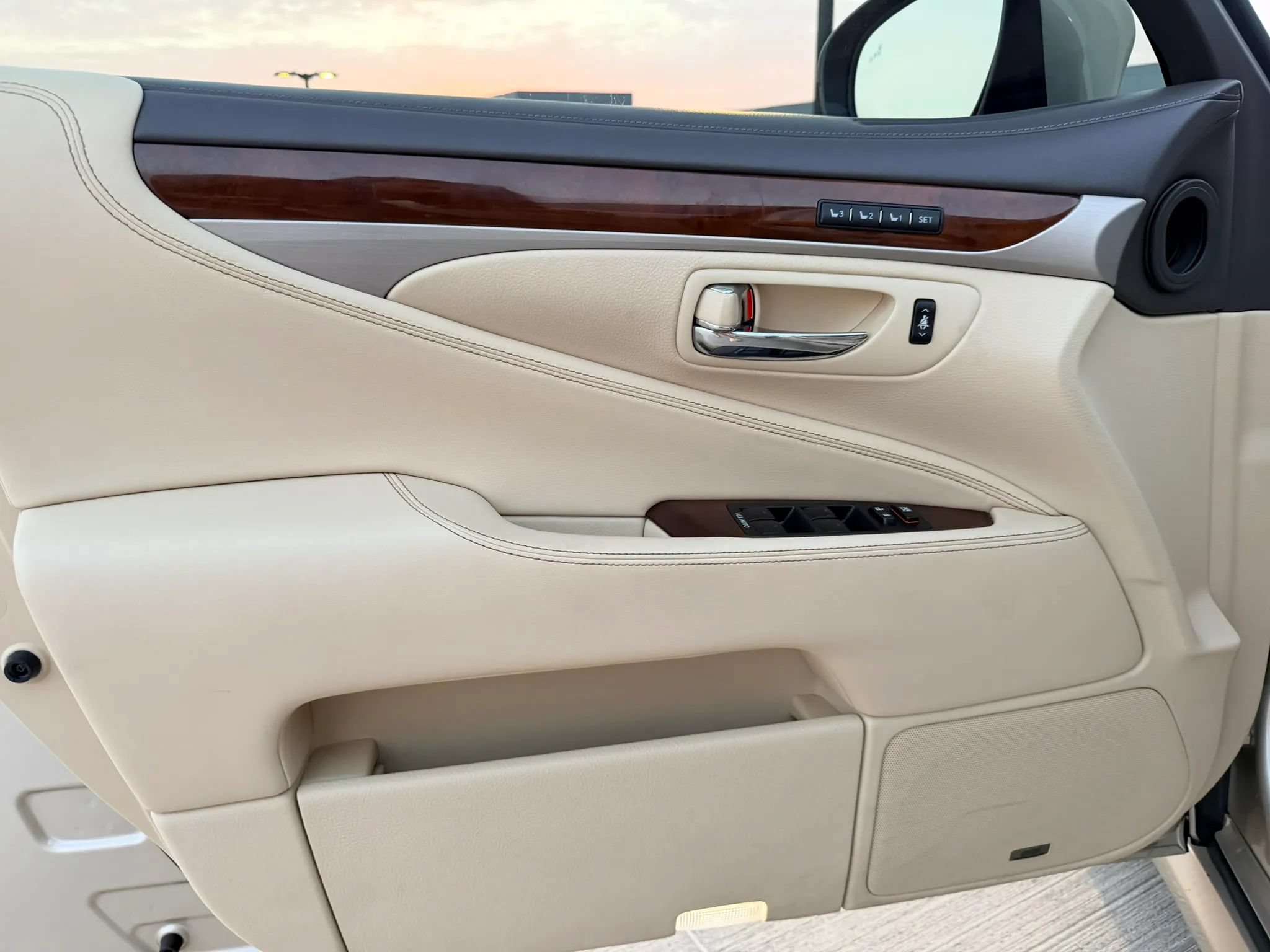 Used 2013 Lexus LS 460 w/ Comfort Pkg RWD image 18