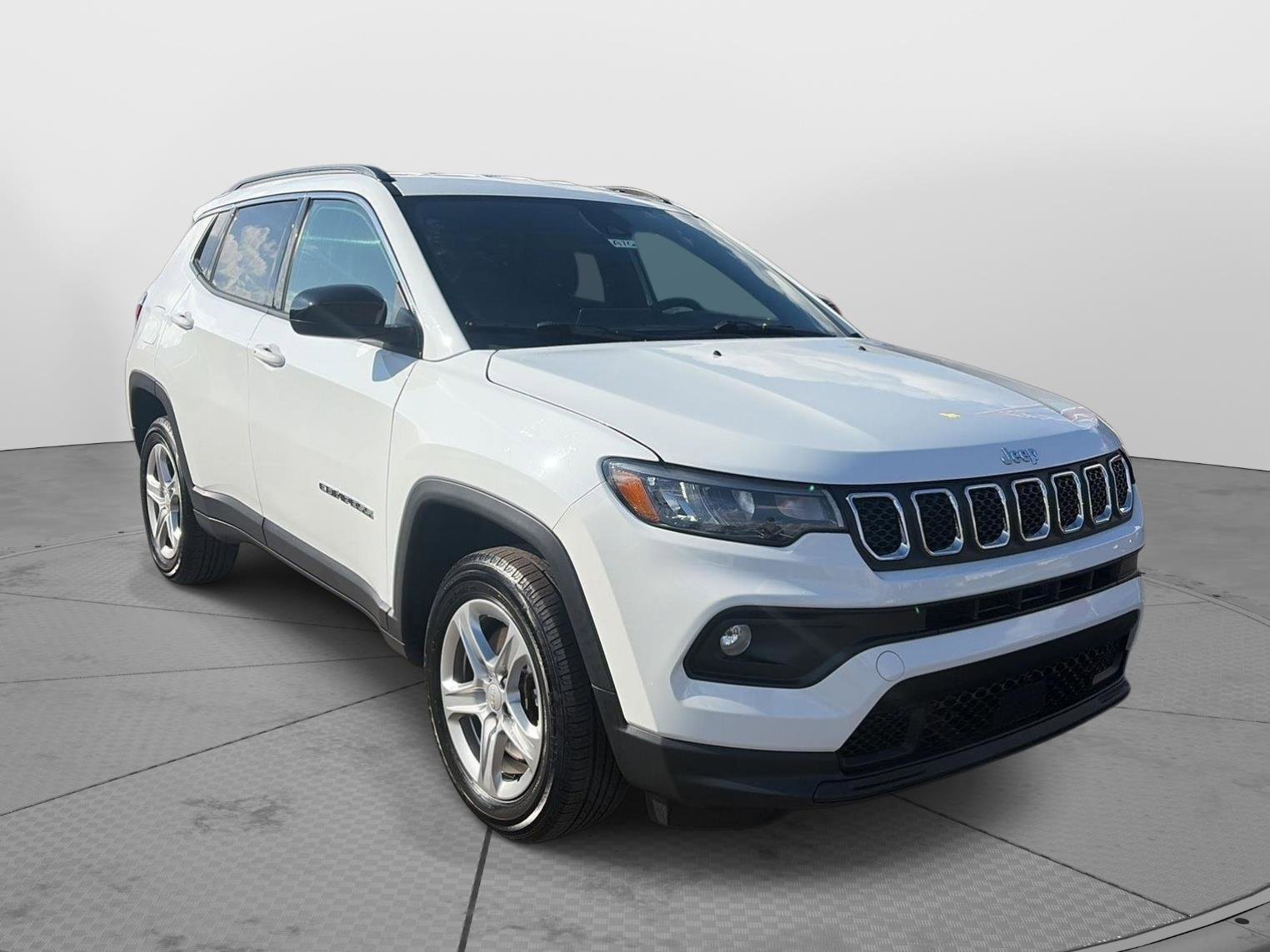 Used 2023 Jeep Compass Latitude image 3