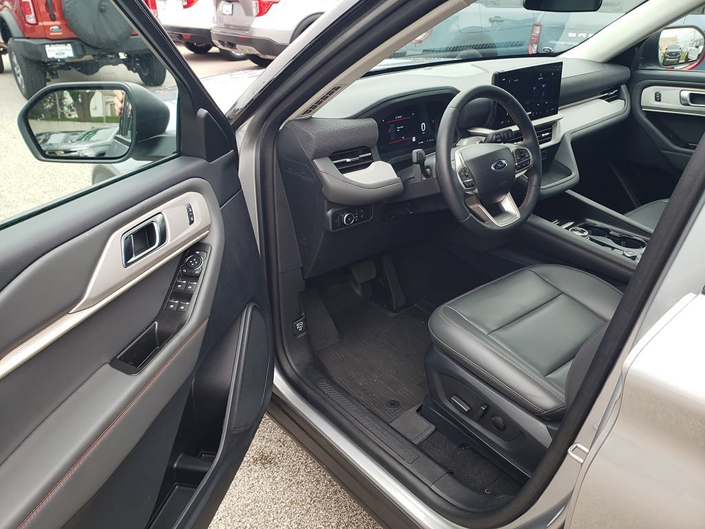 Used 2025 Ford Explorer Active w/ Active Comfort Package AWD/4WD image 9