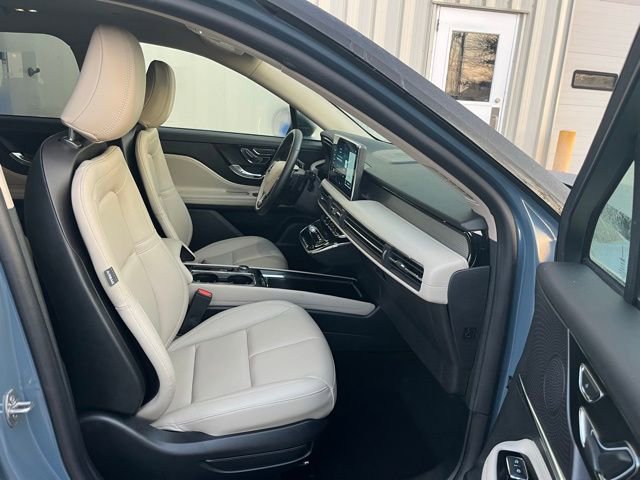 Used 2025 Lincoln Corsair Premiere image 25