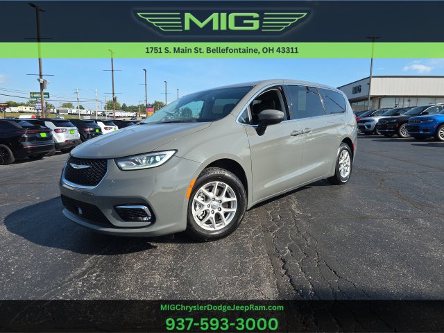 Used 2023 Chrysler Pacifica Touring-L FWD image 1