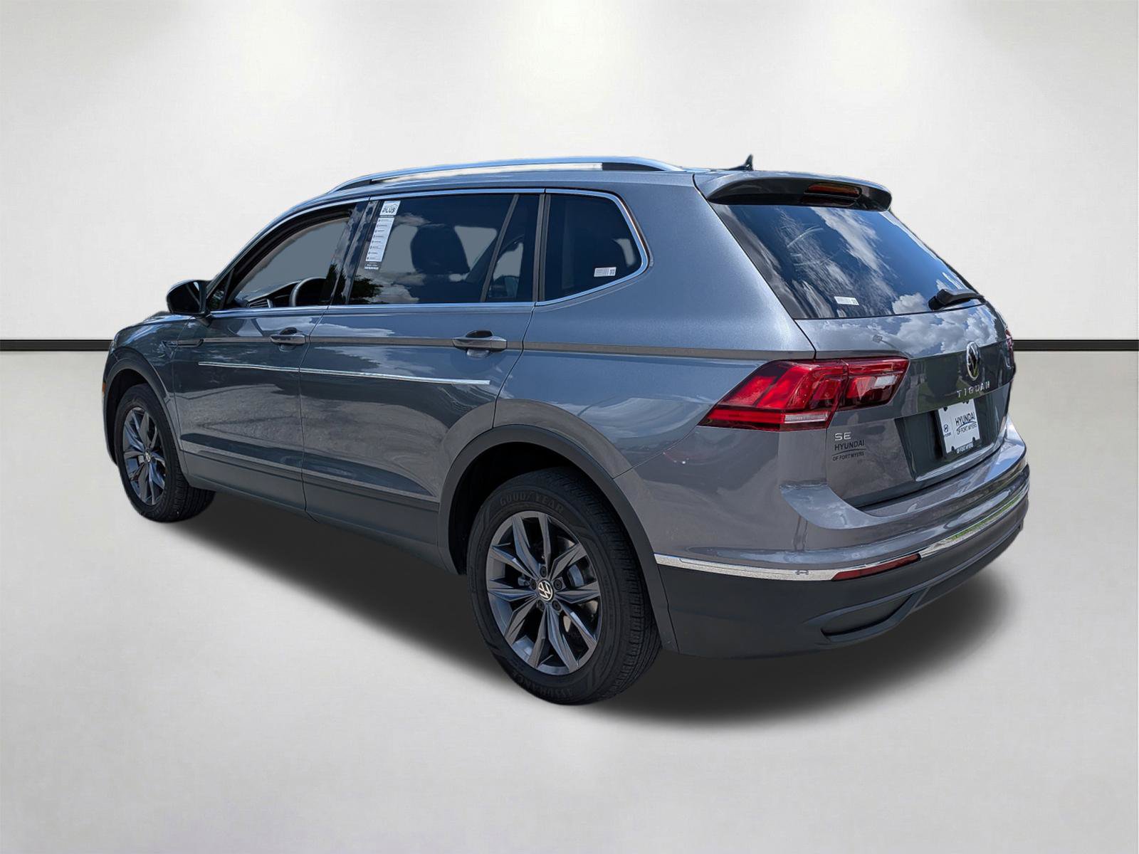 Used 2023 Volkswagen Tiguan SE FWD image 6