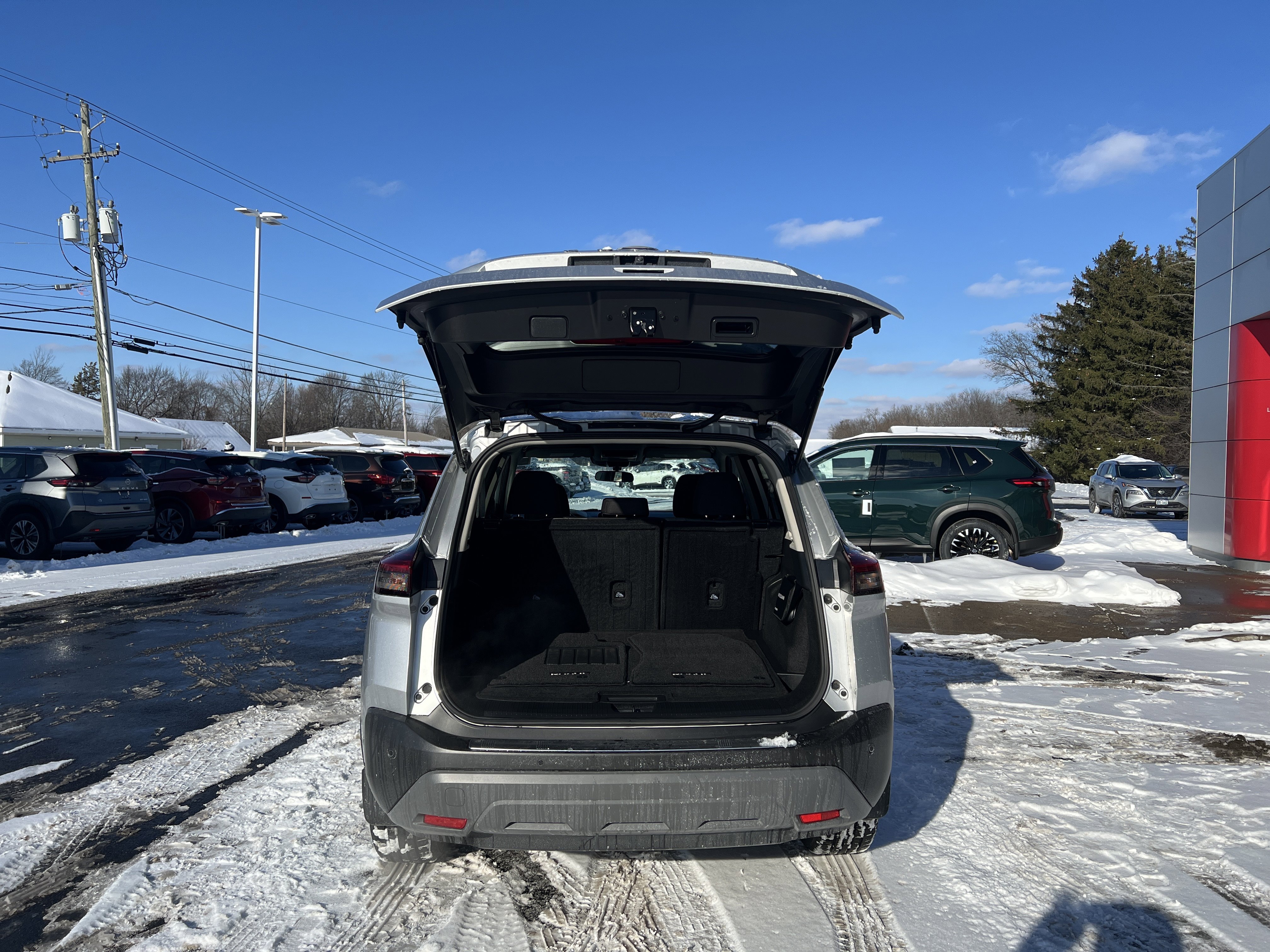 Used 2023 Nissan Rogue SV image 9