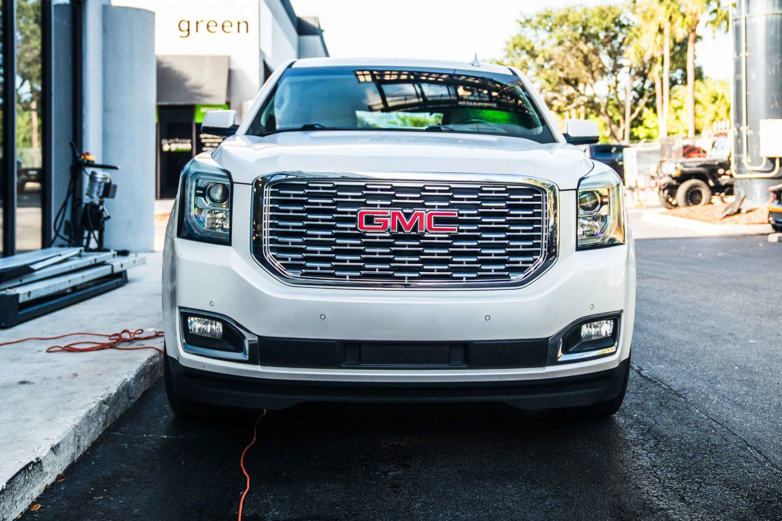 Used 2018 GMC Yukon Denali w/ Open Road Package RWD image 2