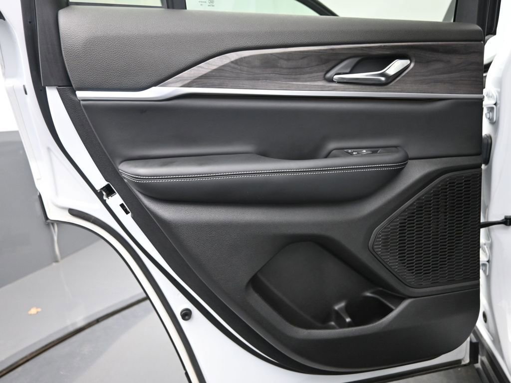 Used 2024 Jeep Grand Cherokee Limited image 14