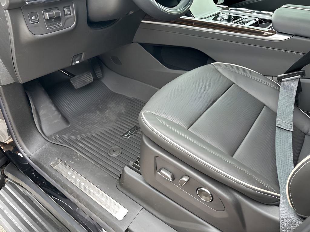 New 2026 Cadillac Escalade Luxury w/ LPO, Floor Liner Package image 32