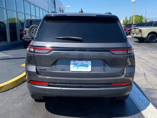 Used 2023 Jeep Grand Cherokee Altitude image 8