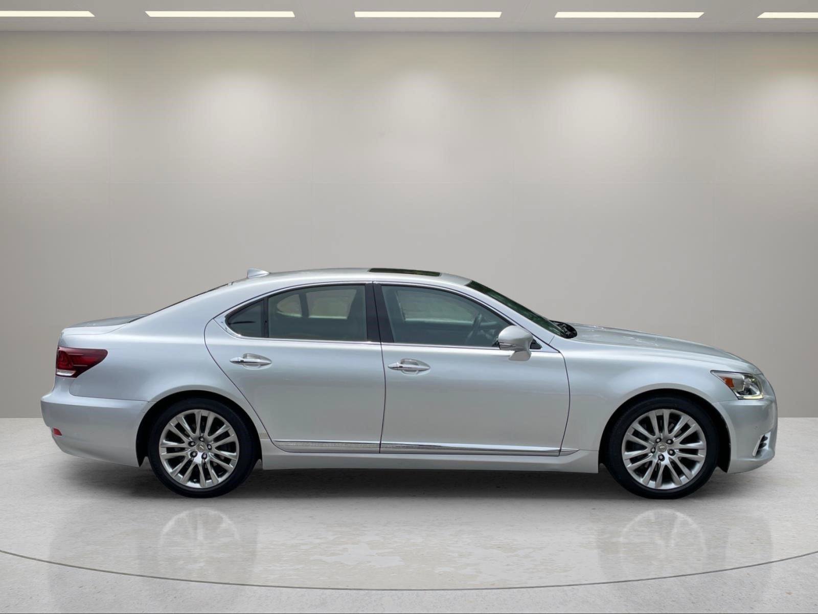 Used 2015 Lexus LS 460 w/ Comfort Package RWD image 6