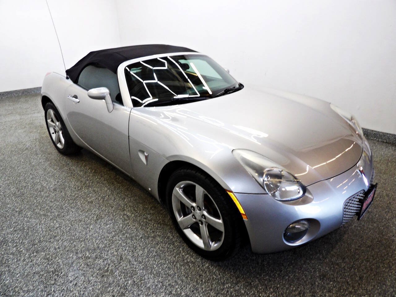 Used 2007 Pontiac Solstice Convertible w/ Premium Package RWD image 3