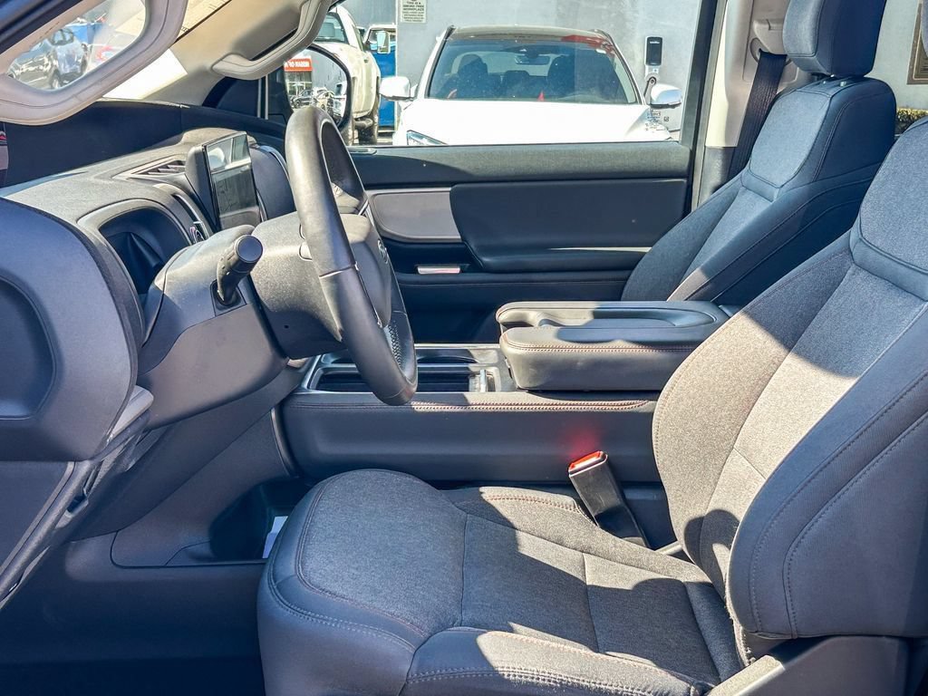 Used 2025 Ford Expedition Active RWD image 17
