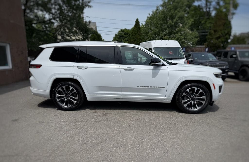 Used 2022 Jeep Grand Cherokee L Overland w/ Advanced Protech Group III AWD/4WD image 4