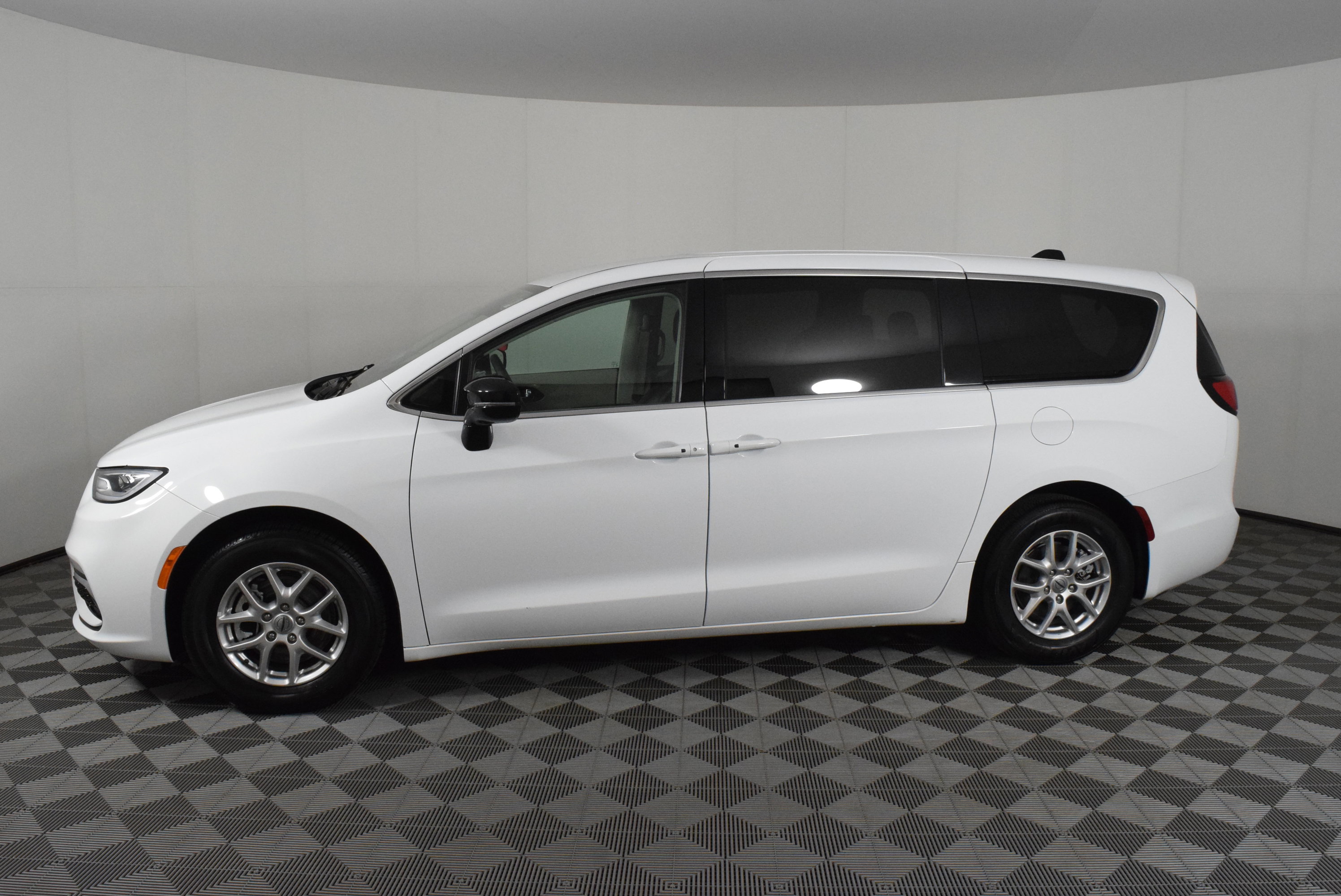 Used 2024 Chrysler Pacifica Touring-L image 8