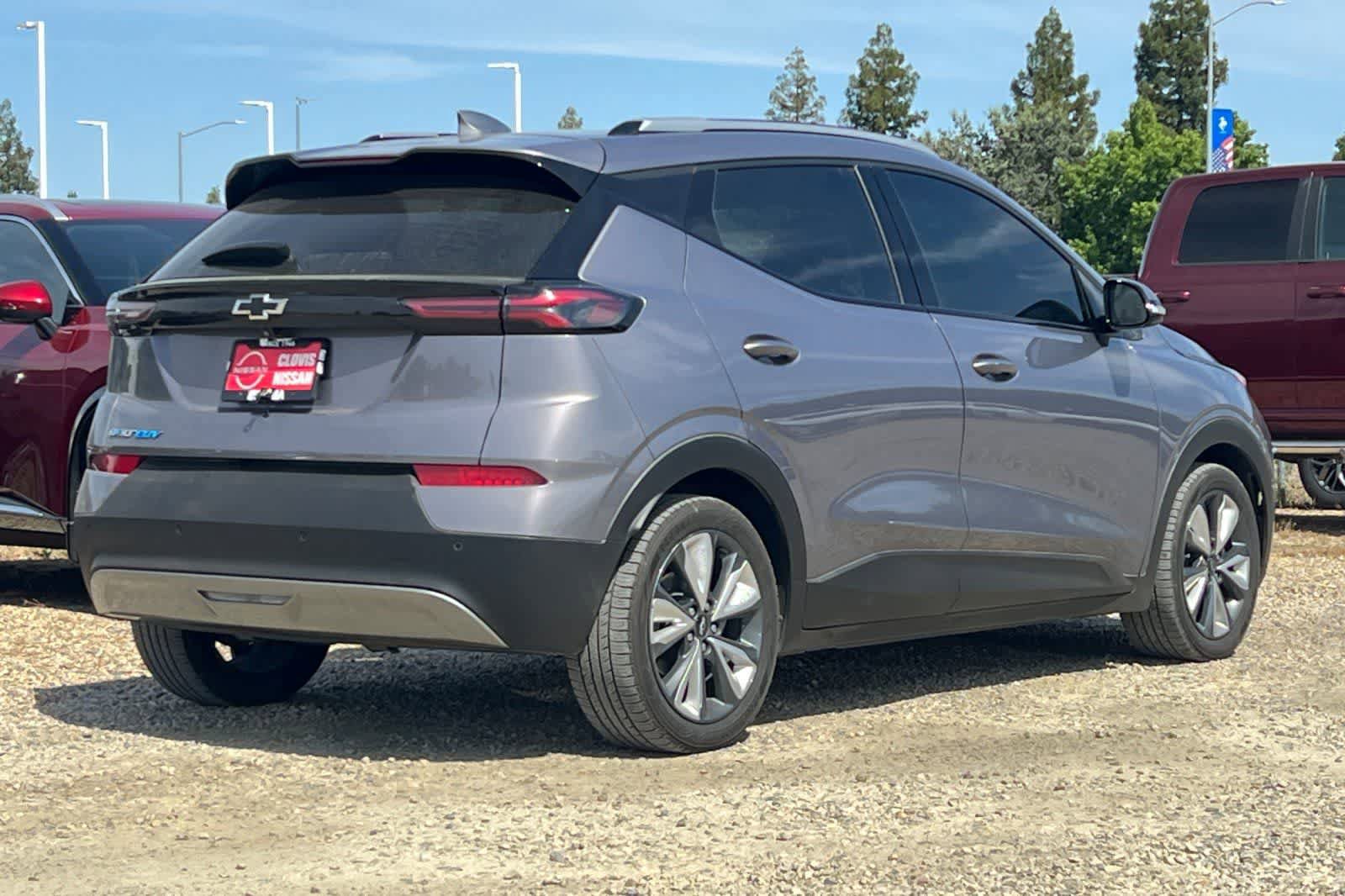 Used 2022 Chevrolet Bolt EUV LT w/ Convenience Package FWD image 3