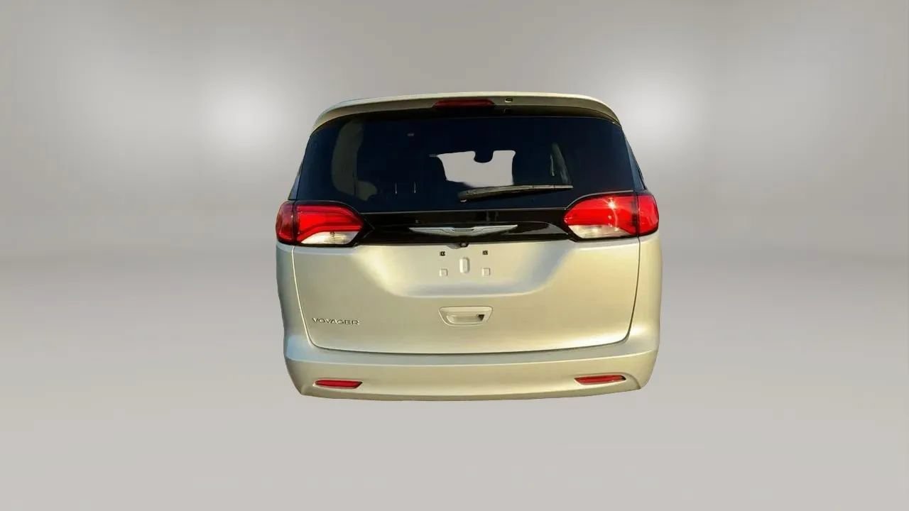 Used 2023 Chrysler Voyager LX FWD image 5