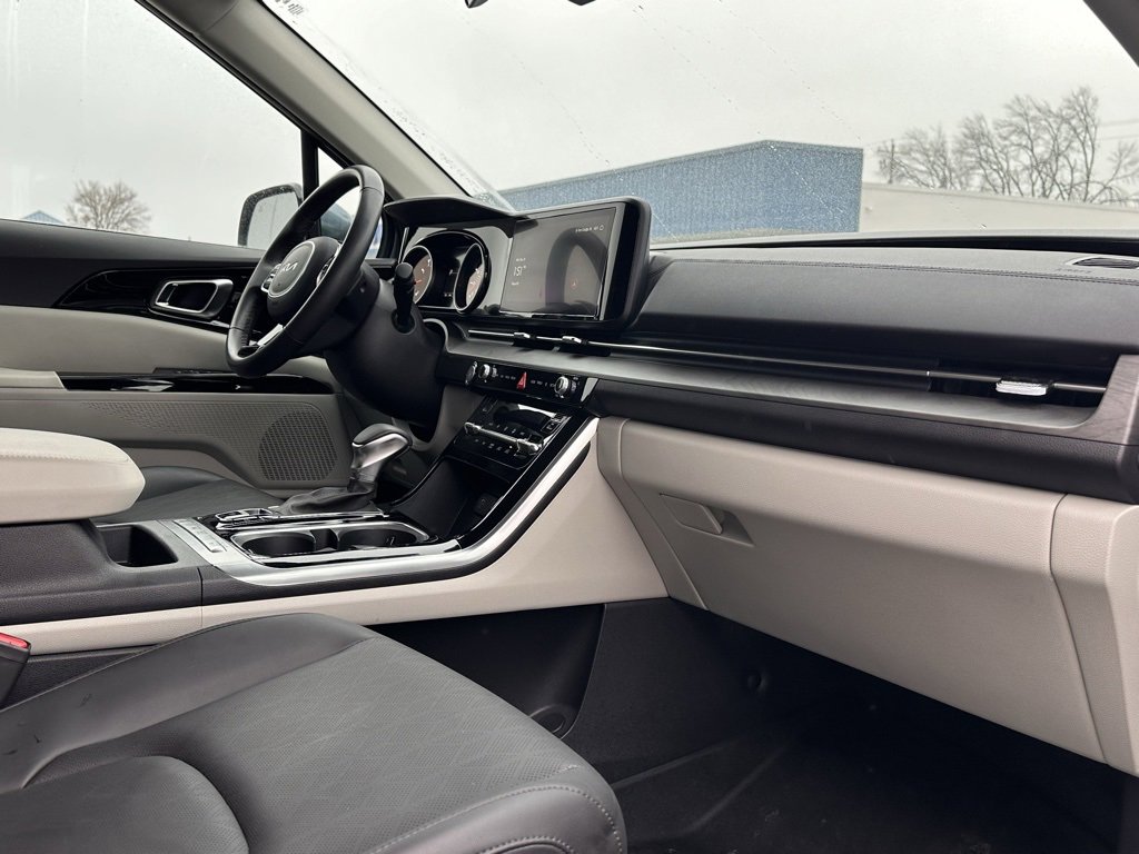 Used 2024 Kia Carnival EX image 19