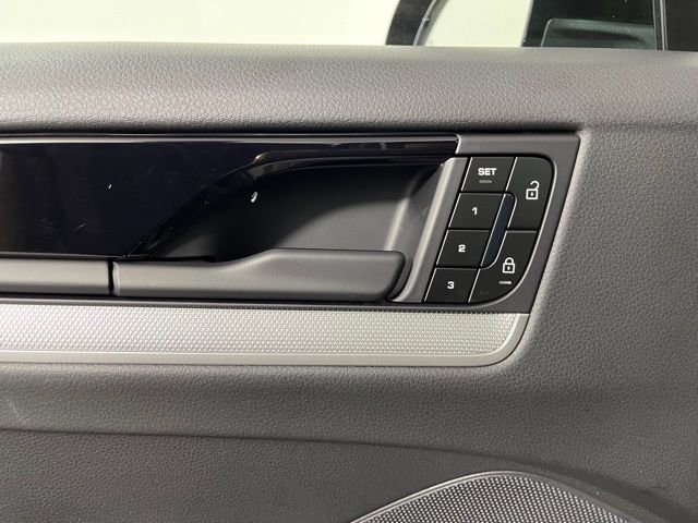 Used 2025 Porsche Cayenne image 32