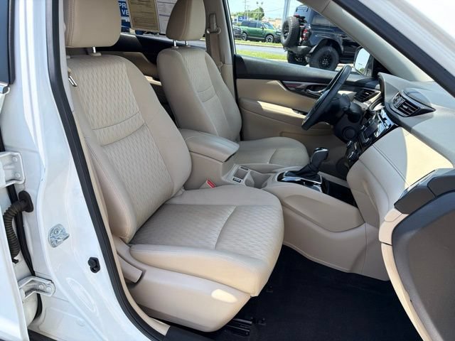 Used 2017 Nissan Rogue SV AWD/4WD image 16