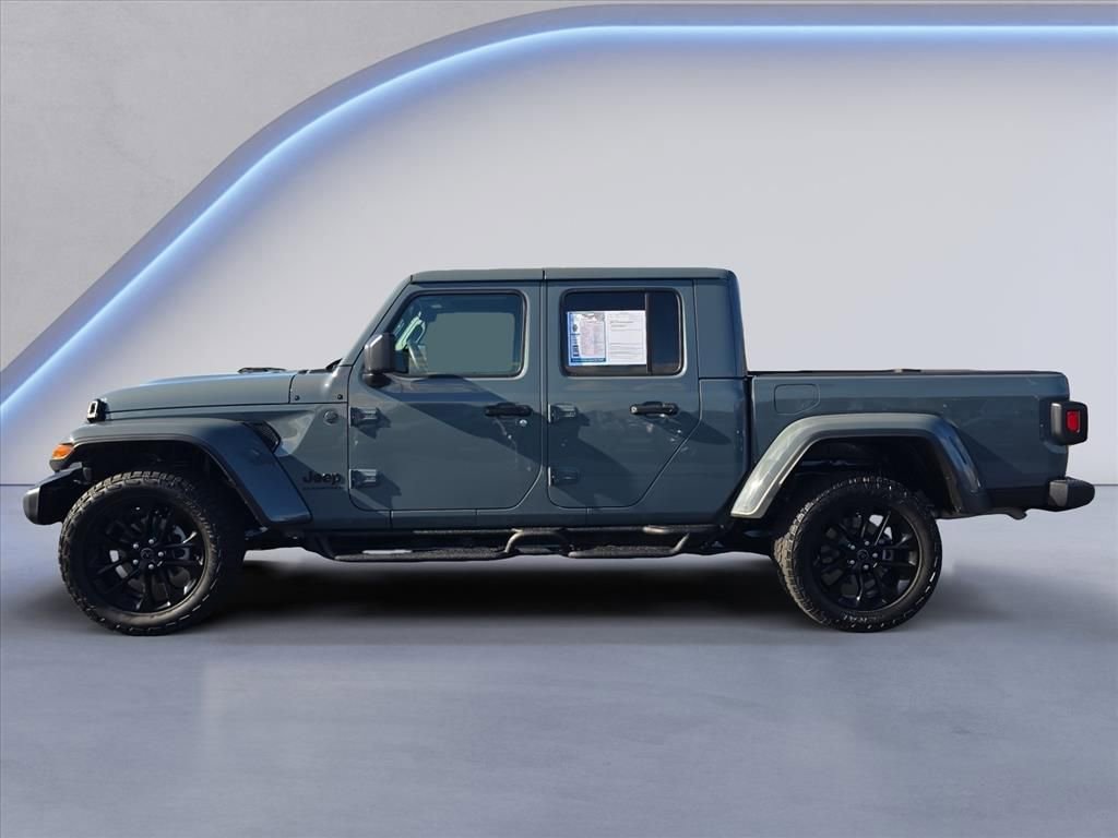 Used 2025 Jeep Gladiator Sport image 2