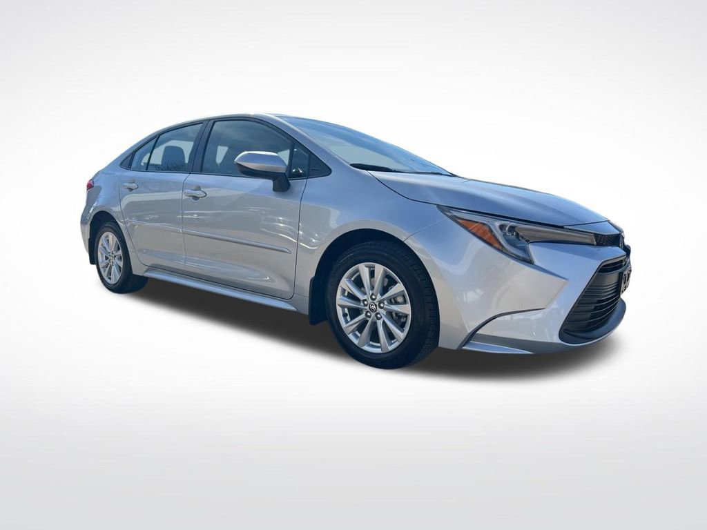 Used 2023 Toyota Corolla LE image 3