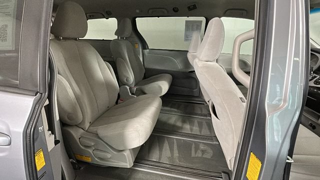 Used 2014 Toyota Sienna LE AWD/4WD image 28