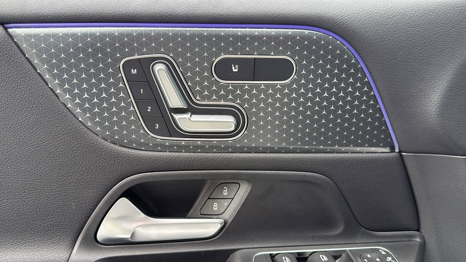 Used 2025 Mercedes-Benz GLB 250 4MATIC image 16