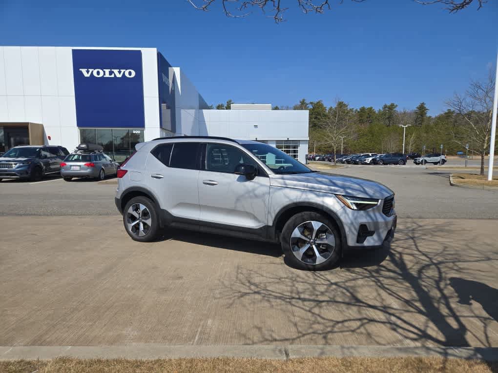 Used 2023 Volvo XC40 B5 Plus w/ Driver Assist Package AWD/4WD image 2