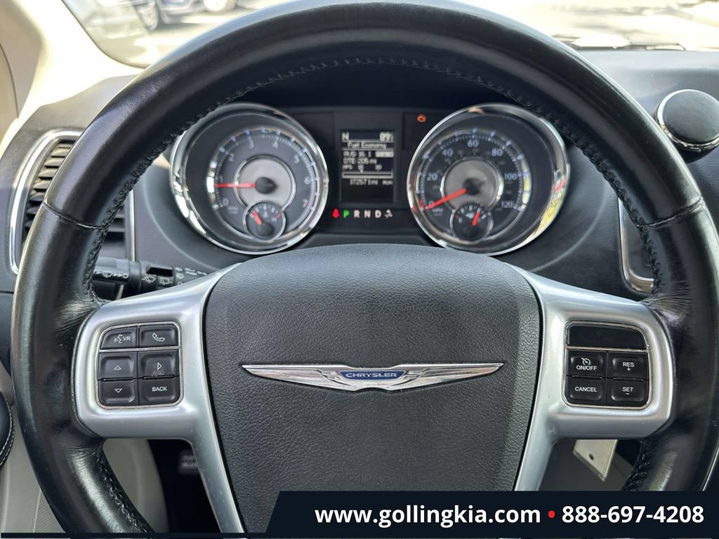 Used 2012 Chrysler Town & Country Touring FWD image 18