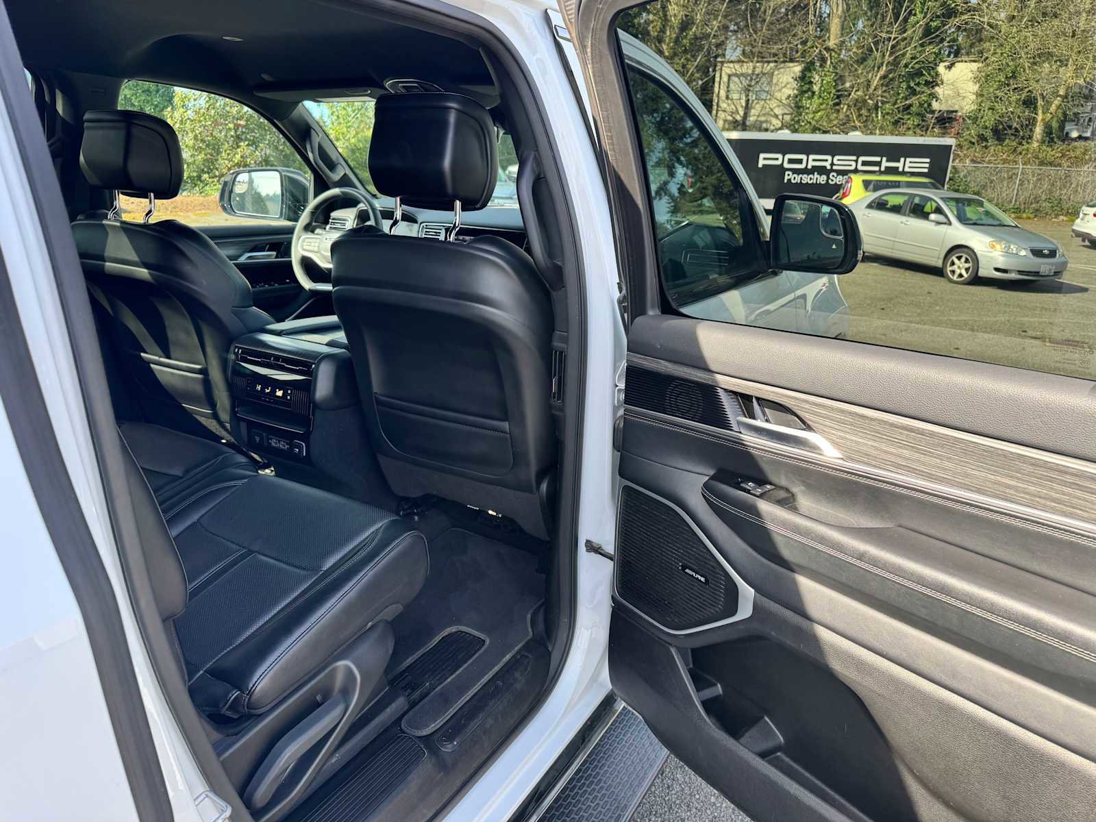 Used 2024 Jeep Wagoneer Series II w/ Flexible Seating Group image 13